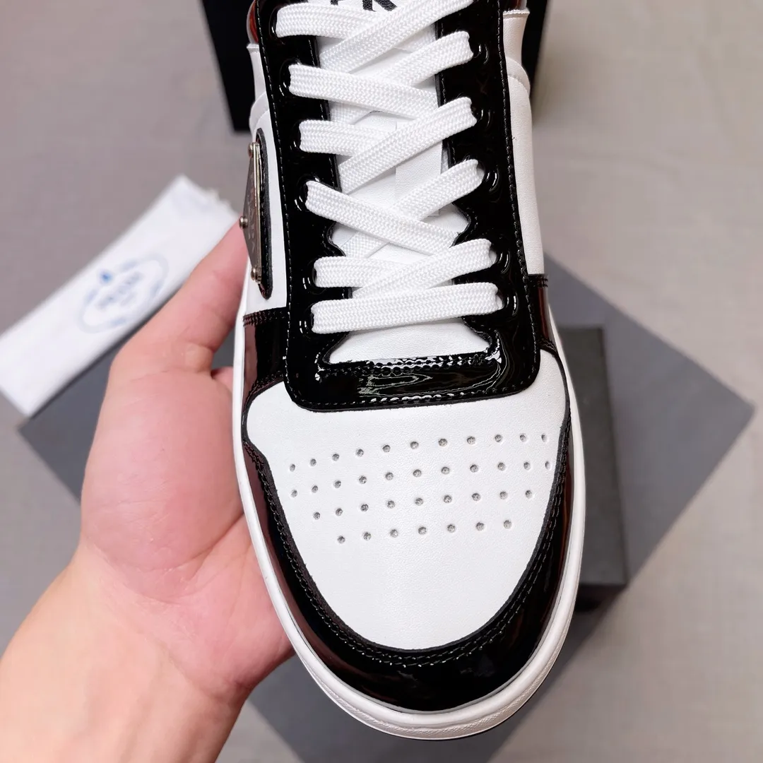 P380 Prada Prada's new men's leather sneakers, the highest version on the market, any comparison is welcome🆚! The original leather has excellent texture and is super high-end! Fetal sheep net lining imported from Italy, removable pad! Luxurious materials and fine workmanship, highly recommended! Code number 38-45 No. 058